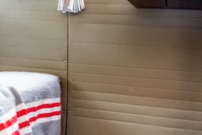 内装をいったん剥がし、断熱材が入れられているという