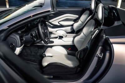 33万6875ユーロ（邦貨換算約5300万円）で落札されたアストンマーティン「V12ヴァンテージ ロードスター」（C）Courtesy of RM Sotheby's