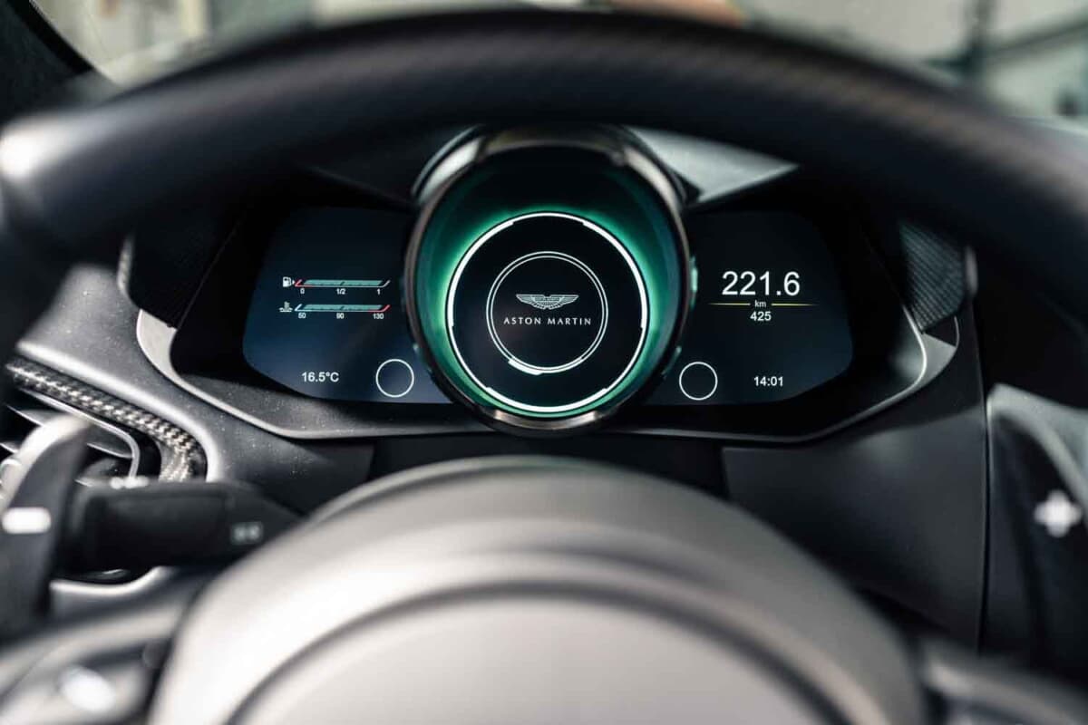 33万6875ユーロ（邦貨換算約5300万円）で落札されたアストンマーティン「V12ヴァンテージ ロードスター」（C）Courtesy of RM Sotheby's