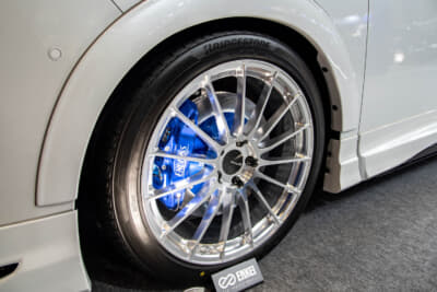 タイヤはブリヂストンALENZAの235/45R21