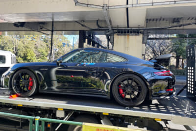 ロベルタのローダーに積まれた筆者の2018年式ポルシェ911GT3