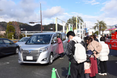 「はたらく車大集合！」で長い行列ができていたのはトヨタ輸送のブース！ キャリアカーに車両を乗せるその職人技を同乗して体験するというもの