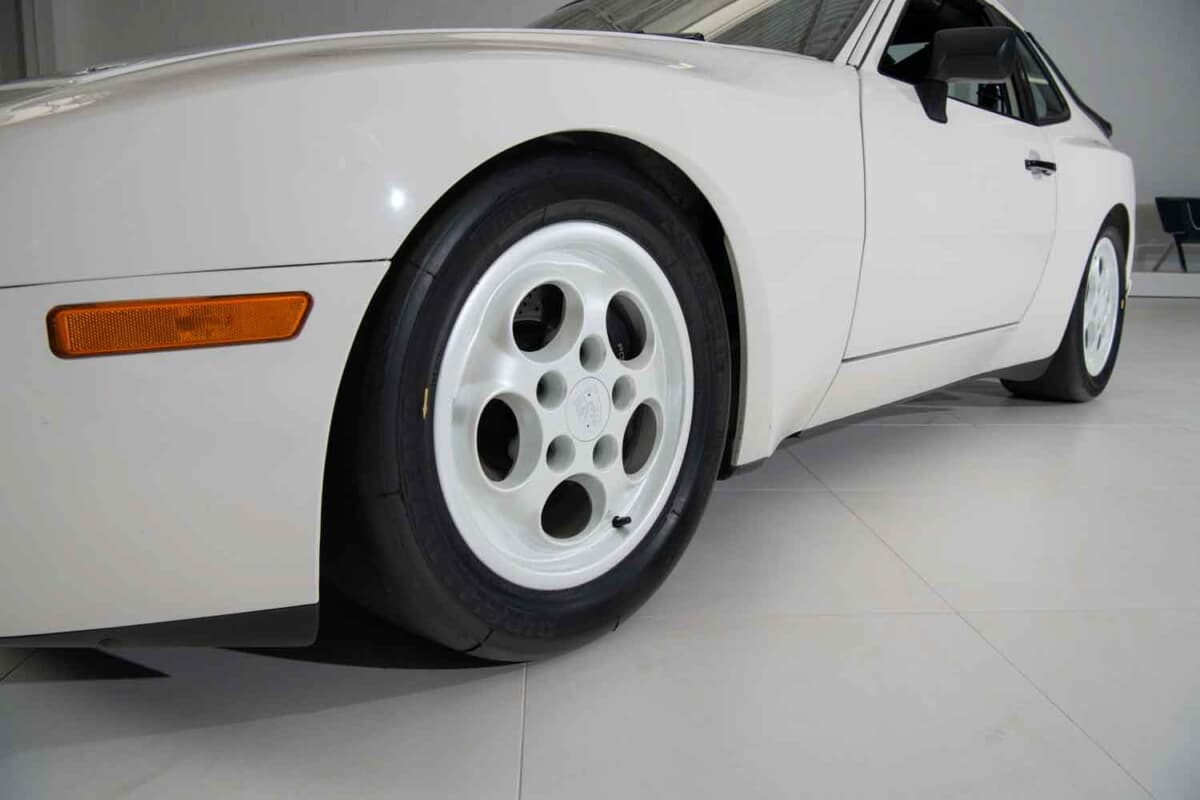 16万2400 ドル（邦貨換算約2400万円）で落札されたポルシェ「944ターボカップ」（C）Courtesy of RM Sotheby's