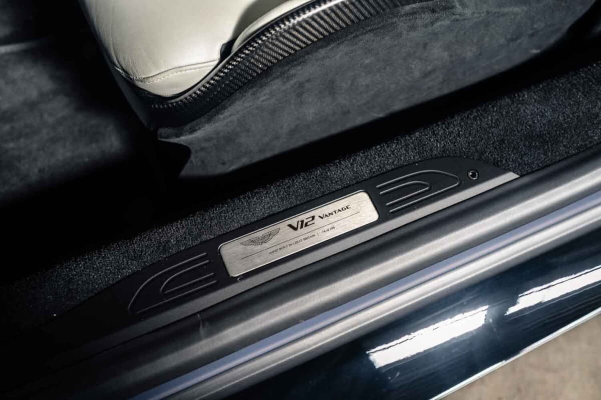 33万6875ユーロ（邦貨換算約5300万円）で落札されたアストンマーティン「V12ヴァンテージ ロードスター」（C）Courtesy of RM Sotheby's