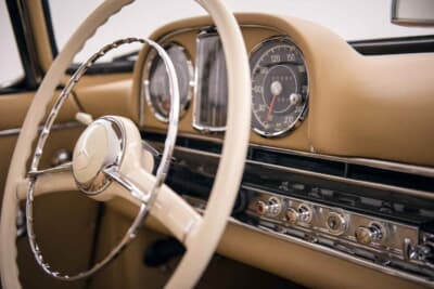 109万6250ユーロ（邦貨換算約1億7100万円）で落札されたメルセデス・ベンツ「300SL ロードスター“アウトロー”」（C）Courtesy of RM Sotheby's