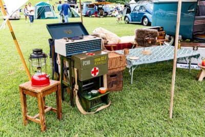 タープの下はリビングのように演出