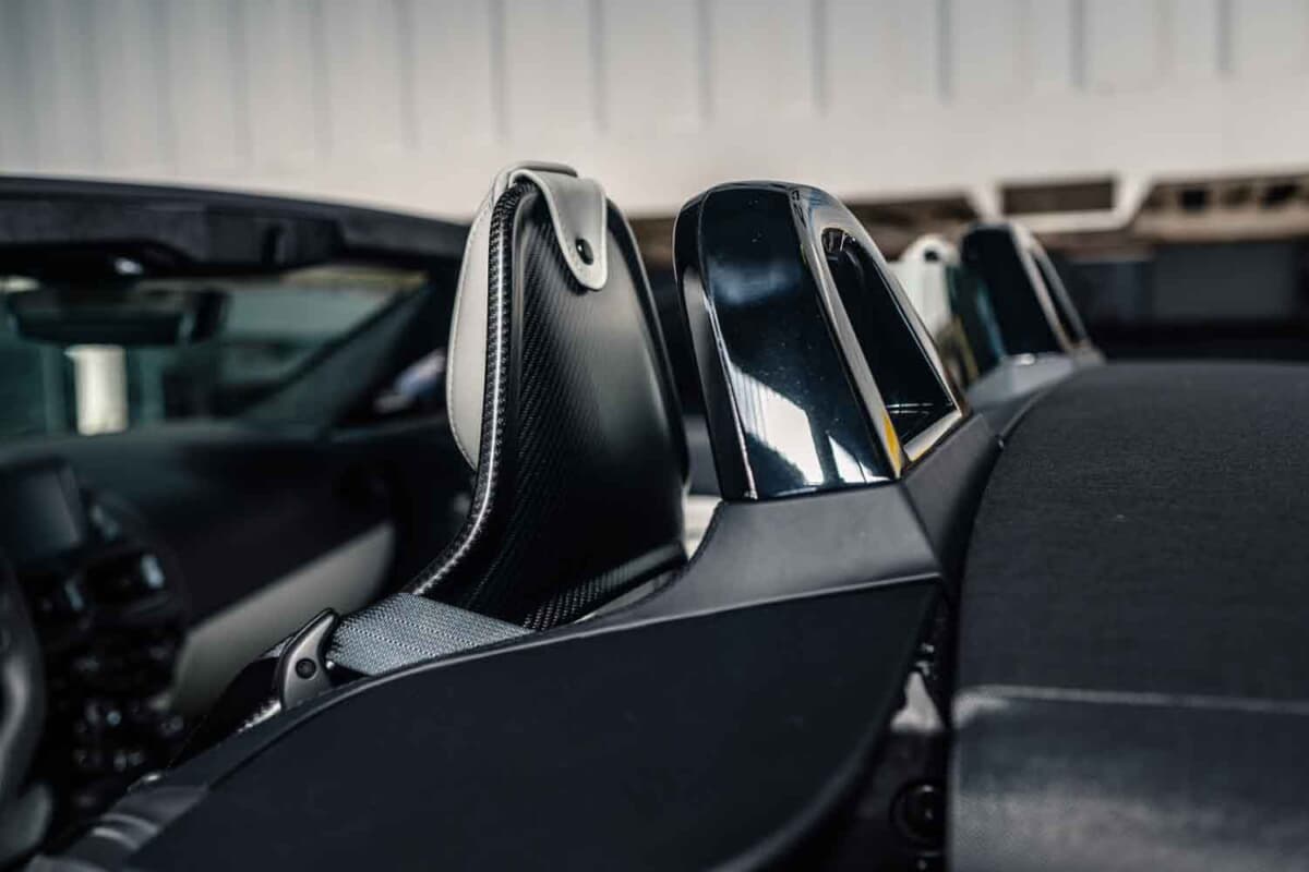 33万6875ユーロ（邦貨換算約5300万円）で落札されたアストンマーティン「V12ヴァンテージ ロードスター」（C）Courtesy of RM Sotheby's