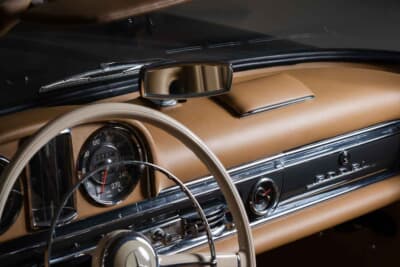 109万6250ユーロ（邦貨換算約1億7100万円）で落札されたメルセデス・ベンツ「300SL ロードスター“アウトロー”」（C）Courtesy of RM Sotheby's