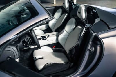 33万6875ユーロ（邦貨換算約5300万円）で落札されたアストンマーティン「V12ヴァンテージ ロードスター」（C）Courtesy of RM Sotheby's