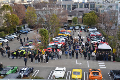 イベントに参加したオーナーたちには温かいコーヒーが振る舞われ、会場のあちこちではオーナー同士が和気あいあいと語り合う風景が見られた