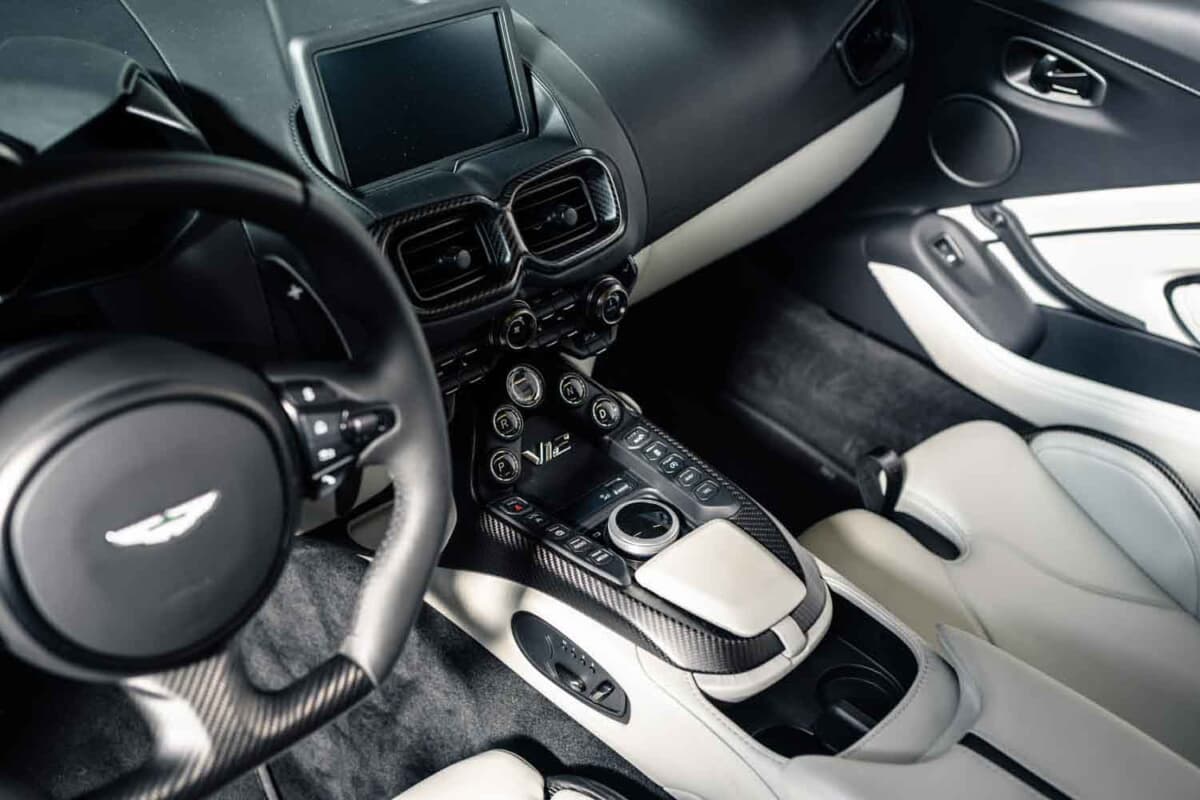 33万6875ユーロ（邦貨換算約5300万円）で落札されたアストンマーティン「V12ヴァンテージ ロードスター」（C）Courtesy of RM Sotheby's
