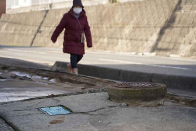 液状化や隆起を避けて歩くので、歩行者はどうしても車道寄りに