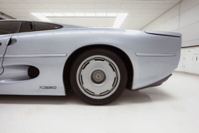 47万2500ドル（邦貨換算約6950万円）で落札されたジャガー「XJ220」（C）Courtesy of RM Sotheby's