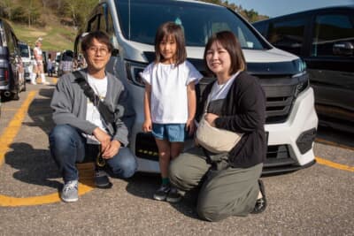 ホンダのステップワゴンと、オーナーの漁元大輔さんファミリー