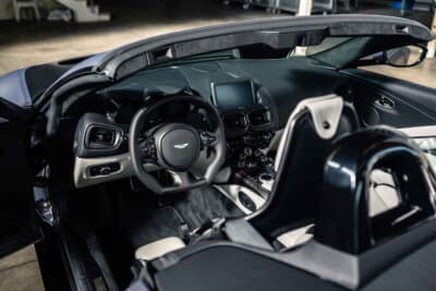 33万6875ユーロ（邦貨換算約5300万円）で落札されたアストンマーティン「V12ヴァンテージ ロードスター」（C）Courtesy of RM Sotheby's