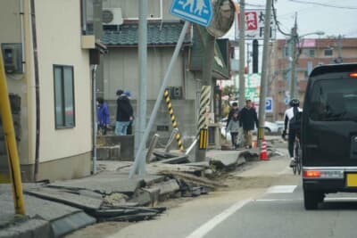 震災直後は危険を知らせるカラーコーンや規制線もなく危険