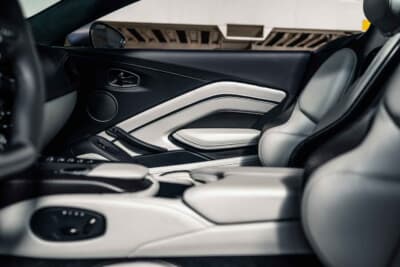 33万6875ユーロ（邦貨換算約5300万円）で落札されたアストンマーティン「V12ヴァンテージ ロードスター」（C）Courtesy of RM Sotheby's