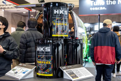 HKSが開発した「CNR FUEL」は、カーボンニュートラルで環境に優しいだけでなく、エンジンの出力が向上する次世代のレース燃料