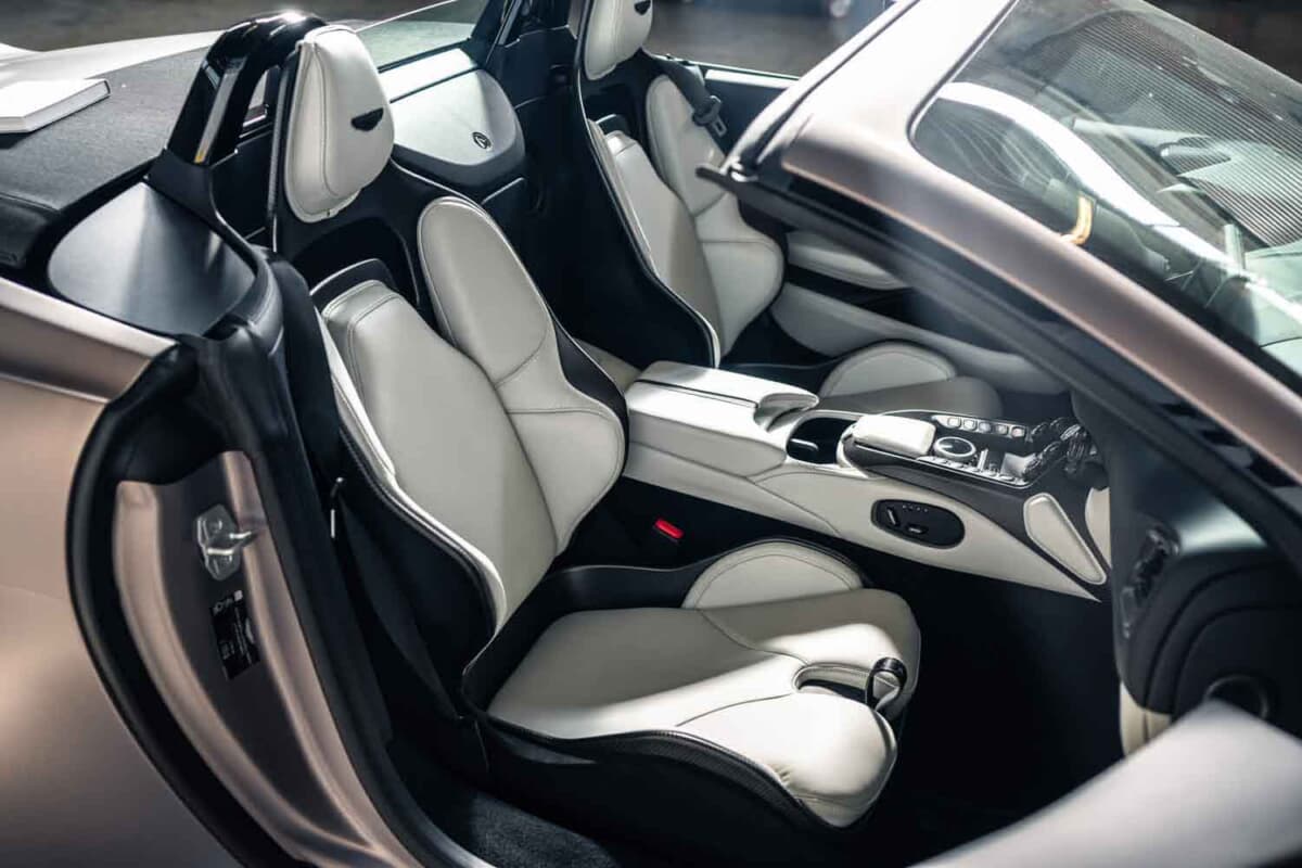 33万6875ユーロ（邦貨換算約5300万円）で落札されたアストンマーティン「V12ヴァンテージ ロードスター」（C）Courtesy of RM Sotheby's