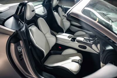 33万6875ユーロ（邦貨換算約5300万円）で落札されたアストンマーティン「V12ヴァンテージ ロードスター」（C）Courtesy of RM Sotheby's