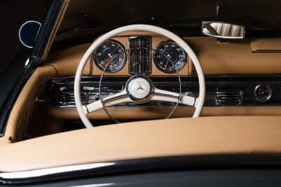 109万6250ユーロ（邦貨換算約1億7100万円）で落札されたメルセデス・ベンツ「300SL ロードスター“アウトロー”」（C）Courtesy of RM Sotheby's