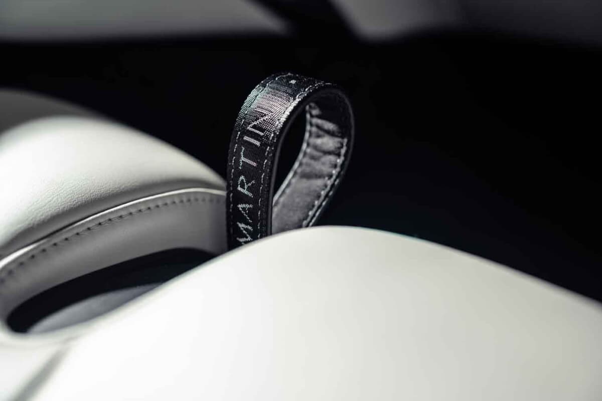 33万6875ユーロ（邦貨換算約5300万円）で落札されたアストンマーティン「V12ヴァンテージ ロードスター」（C）Courtesy of RM Sotheby's