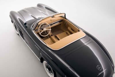 109万6250ユーロ（邦貨換算約1億7100万円）で落札されたメルセデス・ベンツ「300SL ロードスター“アウトロー”」（C）Courtesy of RM Sotheby's