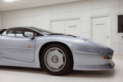 47万2500ドル（邦貨換算約6950万円）で落札されたジャガー「XJ220」（C）Courtesy of RM Sotheby's