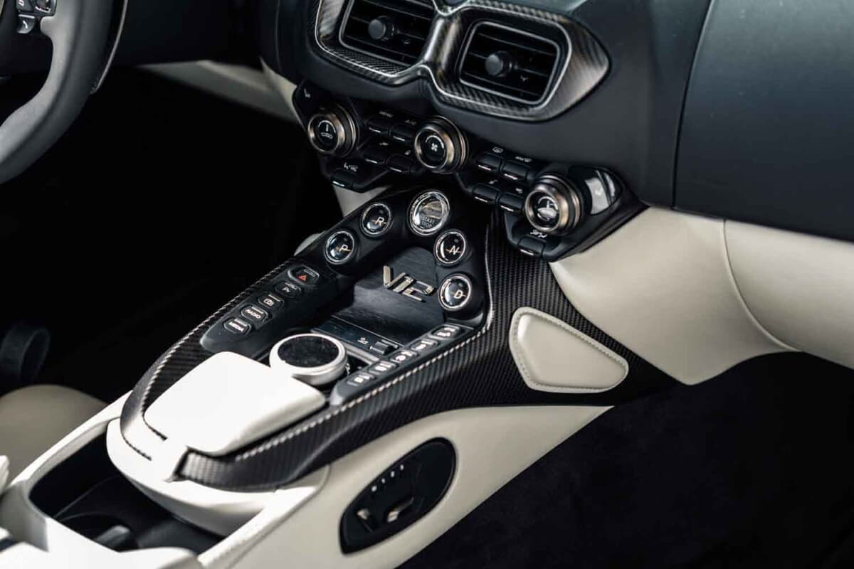 33万6875ユーロ（邦貨換算約5300万円）で落札されたアストンマーティン「V12ヴァンテージ ロードスター」（C）Courtesy of RM Sotheby's
