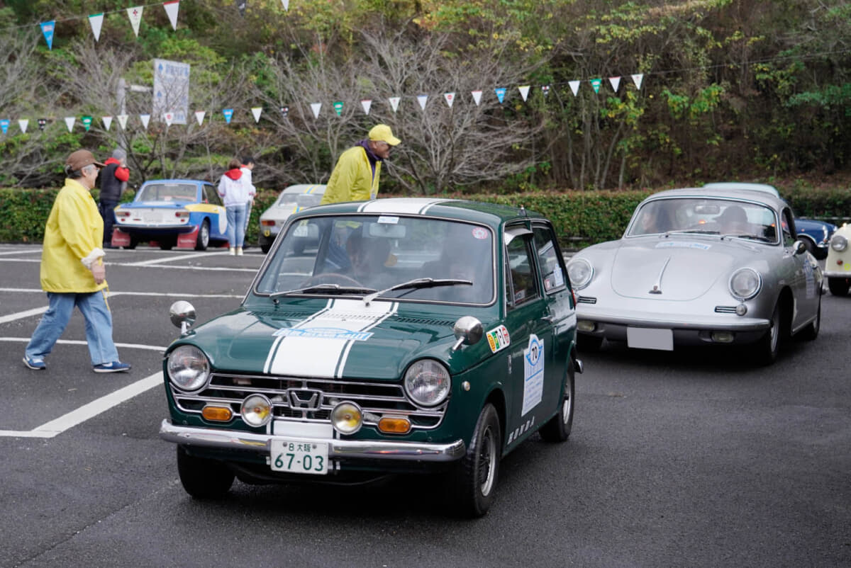 今年のゴール、今治タオル博物館駐車場に駆け込むN360