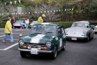 今年のゴール、今治タオル博物館駐車場に駆け込むN360