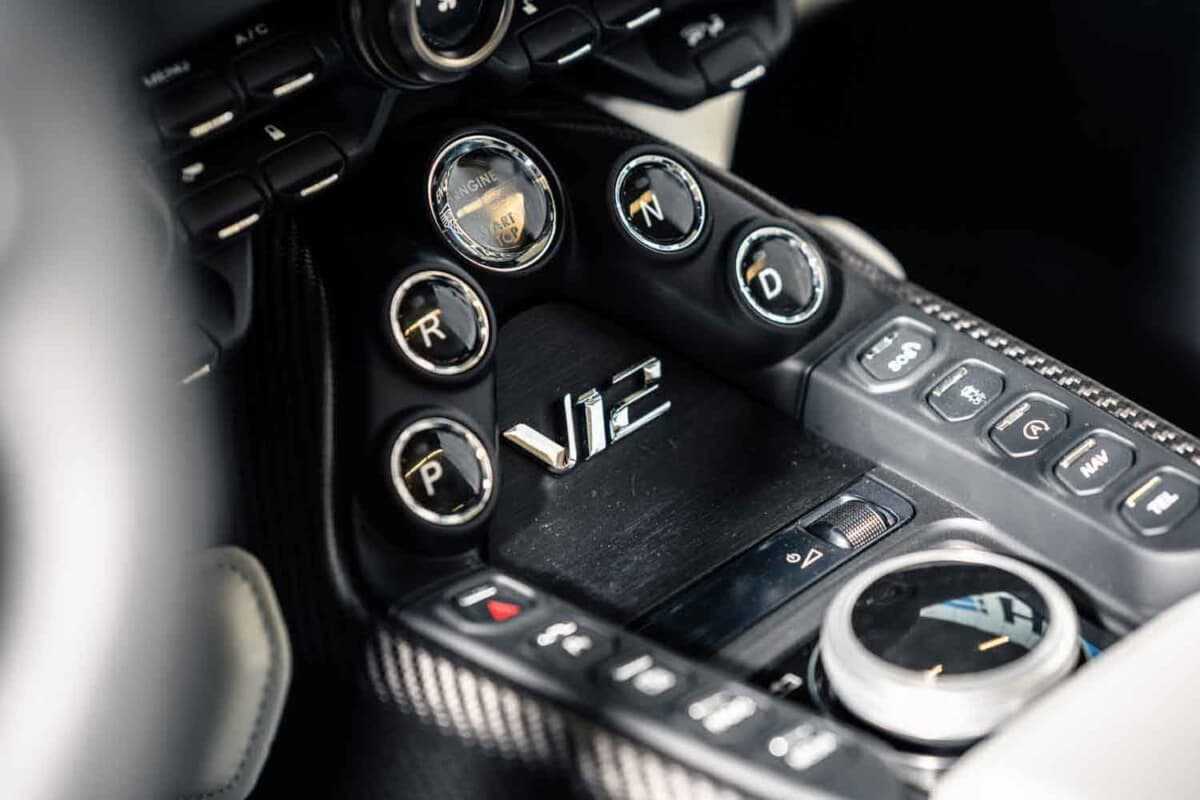 33万6875ユーロ（邦貨換算約5300万円）で落札されたアストンマーティン「V12ヴァンテージ ロードスター」（C）Courtesy of RM Sotheby's