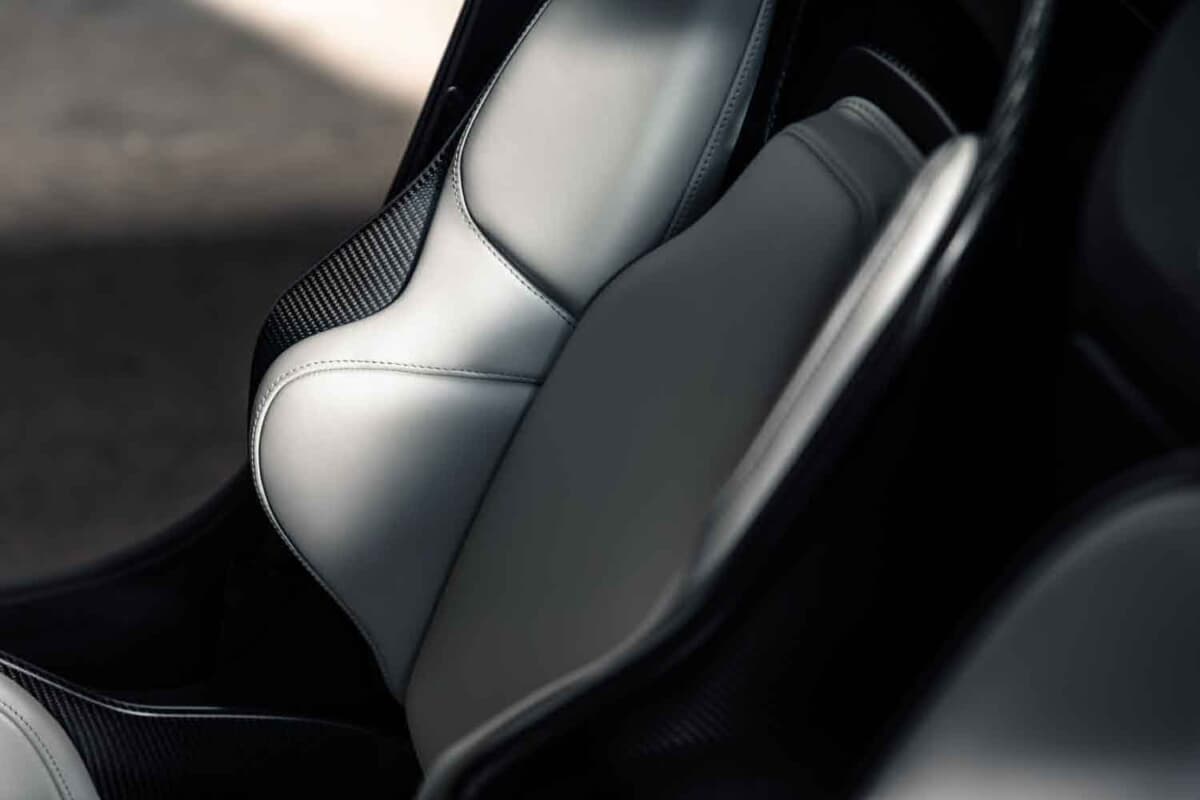 33万6875ユーロ（邦貨換算約5300万円）で落札されたアストンマーティン「V12ヴァンテージ ロードスター」（C）Courtesy of RM Sotheby's