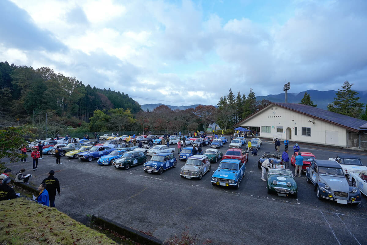 スタートの久万高原公園に集まったエントラント