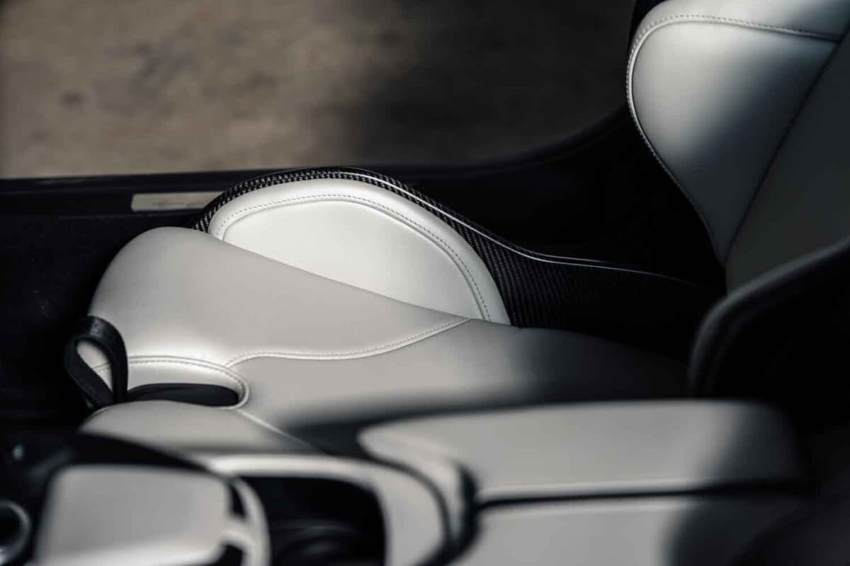 33万6875ユーロ（邦貨換算約5300万円）で落札されたアストンマーティン「V12ヴァンテージ ロードスター」（C）Courtesy of RM Sotheby's