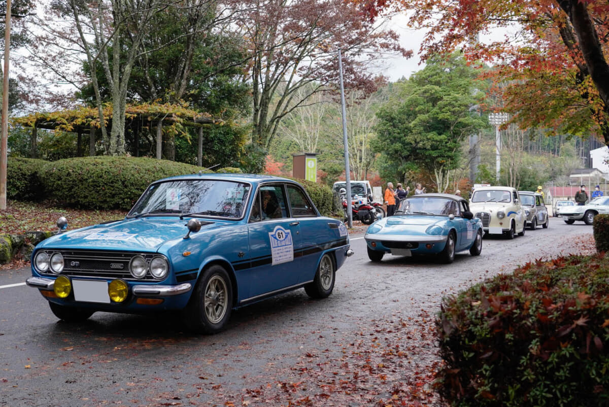 スタート地点の久万高原公園でスタートを待ついすゞ ベレット、ロータス エラン