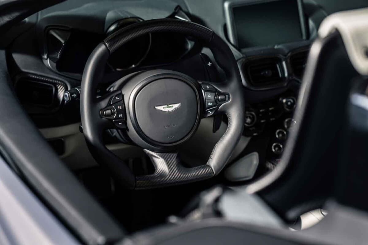 33万6875ユーロ（邦貨換算約5300万円）で落札されたアストンマーティン「V12ヴァンテージ ロードスター」（C）Courtesy of RM Sotheby's