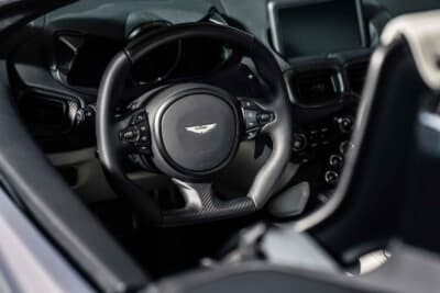 33万6875ユーロ（邦貨換算約5300万円）で落札されたアストンマーティン「V12ヴァンテージ ロードスター」（C）Courtesy of RM Sotheby's