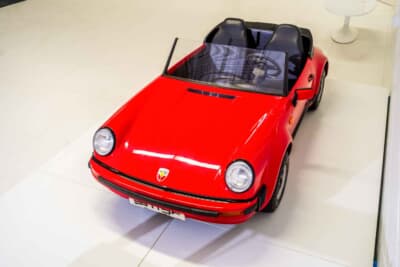 3万3000ドル（邦貨換算約480万円）で落札されたポルシェ「911 カレラカブリオレ ジュニア」（C）Courtesy of RM Sotheby's