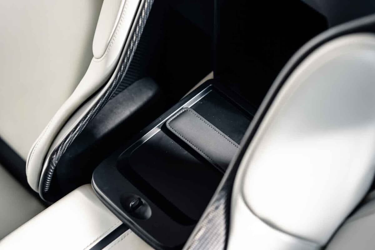 33万6875ユーロ（邦貨換算約5300万円）で落札されたアストンマーティン「V12ヴァンテージ ロードスター」（C）Courtesy of RM Sotheby's