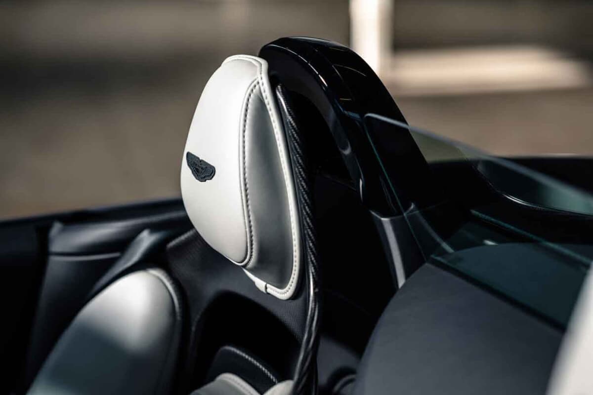33万6875ユーロ（邦貨換算約5300万円）で落札されたアストンマーティン「V12ヴァンテージ ロードスター」（C）Courtesy of RM Sotheby's