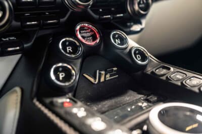 33万6875ユーロ（邦貨換算約5300万円）で落札されたアストンマーティン「V12ヴァンテージ ロードスター」（C）Courtesy of RM Sotheby's