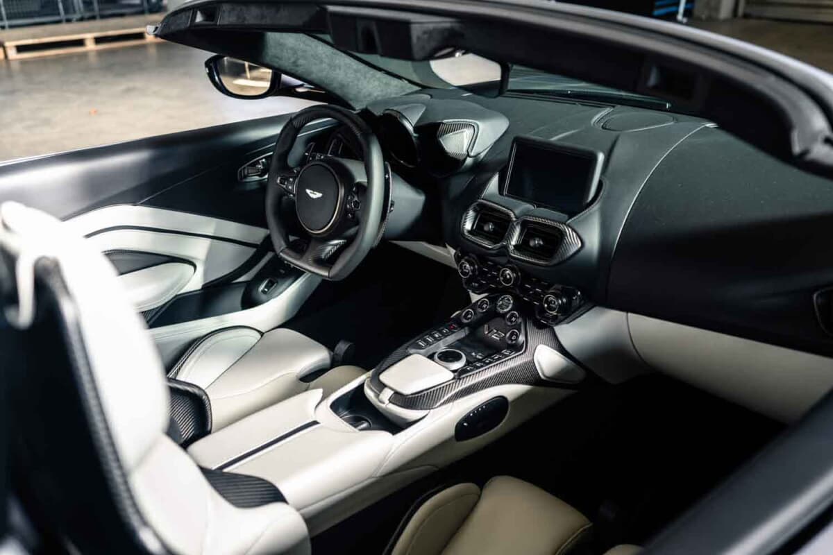 33万6875ユーロ（邦貨換算約5300万円）で落札されたアストンマーティン「V12ヴァンテージ ロードスター」（C）Courtesy of RM Sotheby's