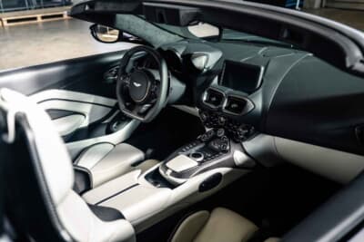 33万6875ユーロ（邦貨換算約5300万円）で落札されたアストンマーティン「V12ヴァンテージ ロードスター」（C）Courtesy of RM Sotheby's