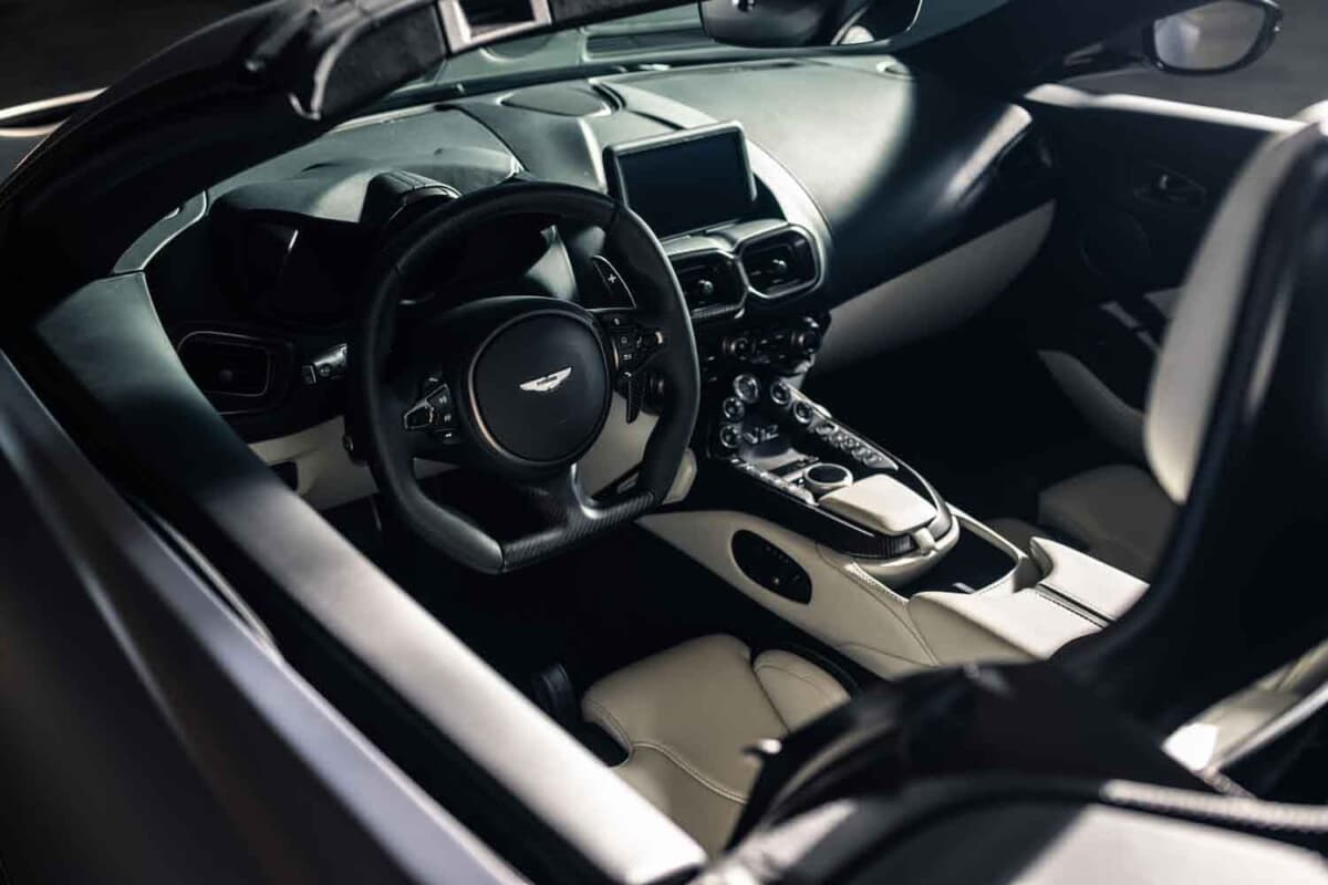 33万6875ユーロ（邦貨換算約5300万円）で落札されたアストンマーティン「V12ヴァンテージ ロードスター」（C）Courtesy of RM Sotheby's