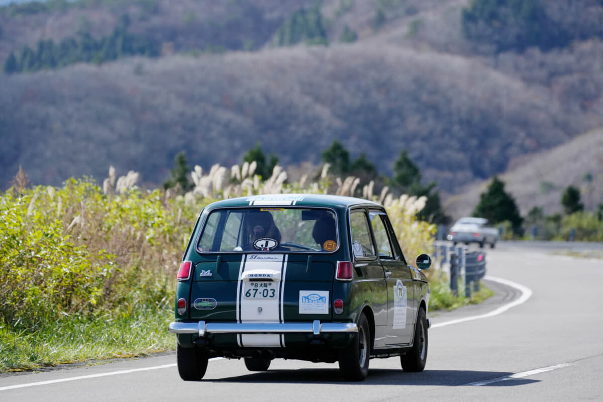 四国カルストのワインディングを駆け抜ける丸山家を乗せたN360