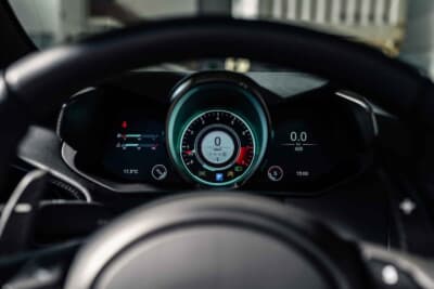 33万6875ユーロ（邦貨換算約5300万円）で落札されたアストンマーティン「V12ヴァンテージ ロードスター」（C）Courtesy of RM Sotheby's