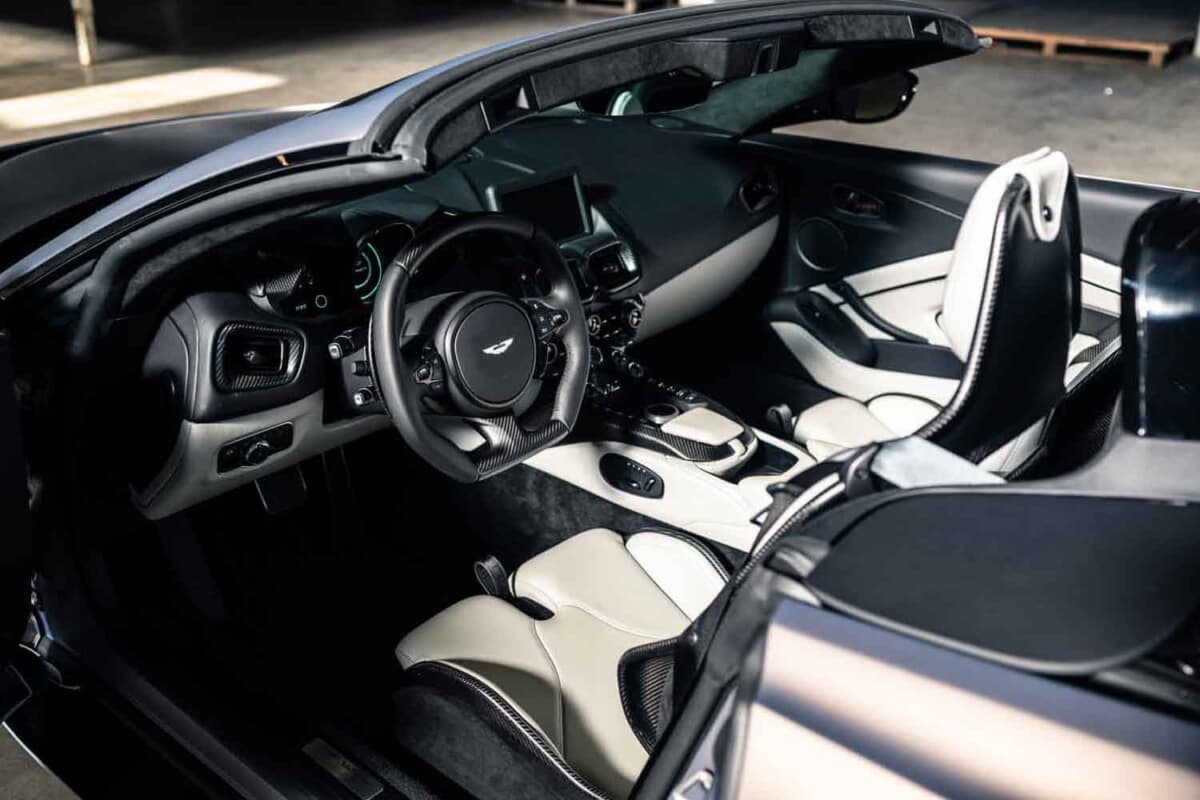 33万6875ユーロ（邦貨換算約5300万円）で落札されたアストンマーティン「V12ヴァンテージ ロードスター」（C）Courtesy of RM Sotheby's