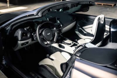 33万6875ユーロ（邦貨換算約5300万円）で落札されたアストンマーティン「V12ヴァンテージ ロードスター」（C）Courtesy of RM Sotheby's
