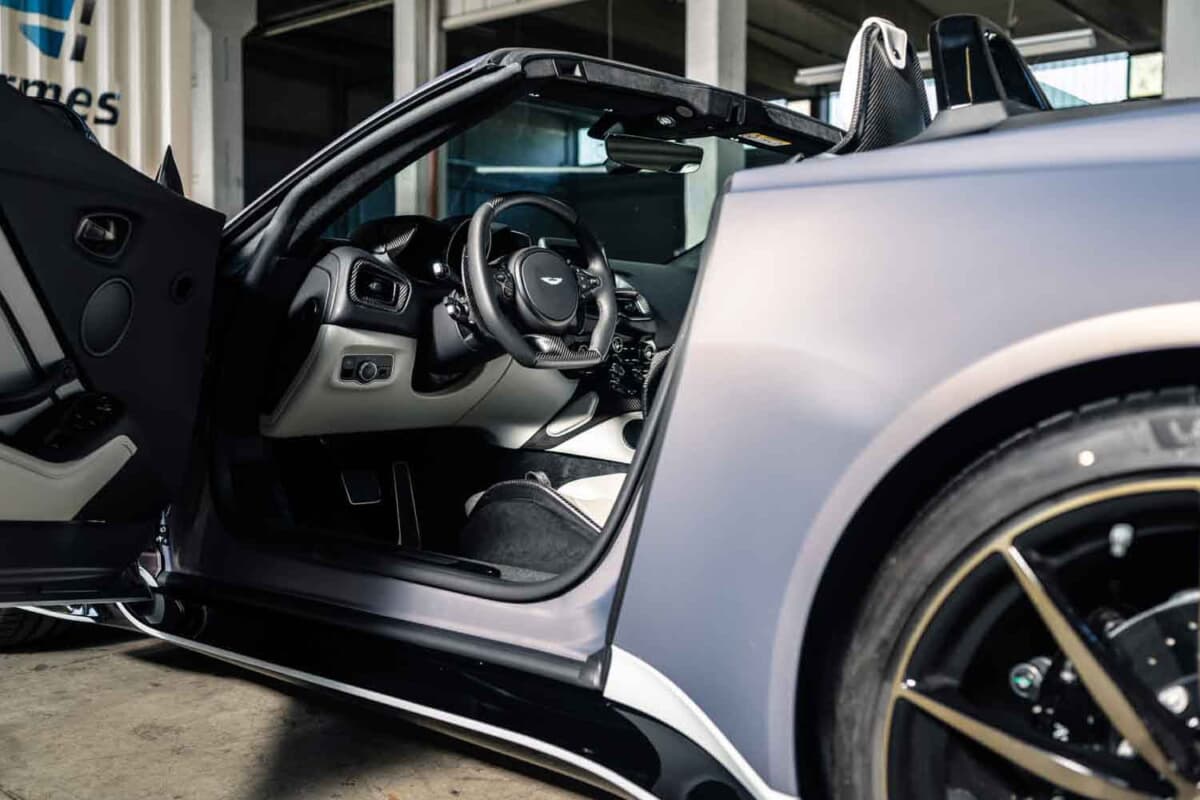 33万6875ユーロ（邦貨換算約5300万円）で落札されたアストンマーティン「V12ヴァンテージ ロードスター」（C）Courtesy of RM Sotheby's